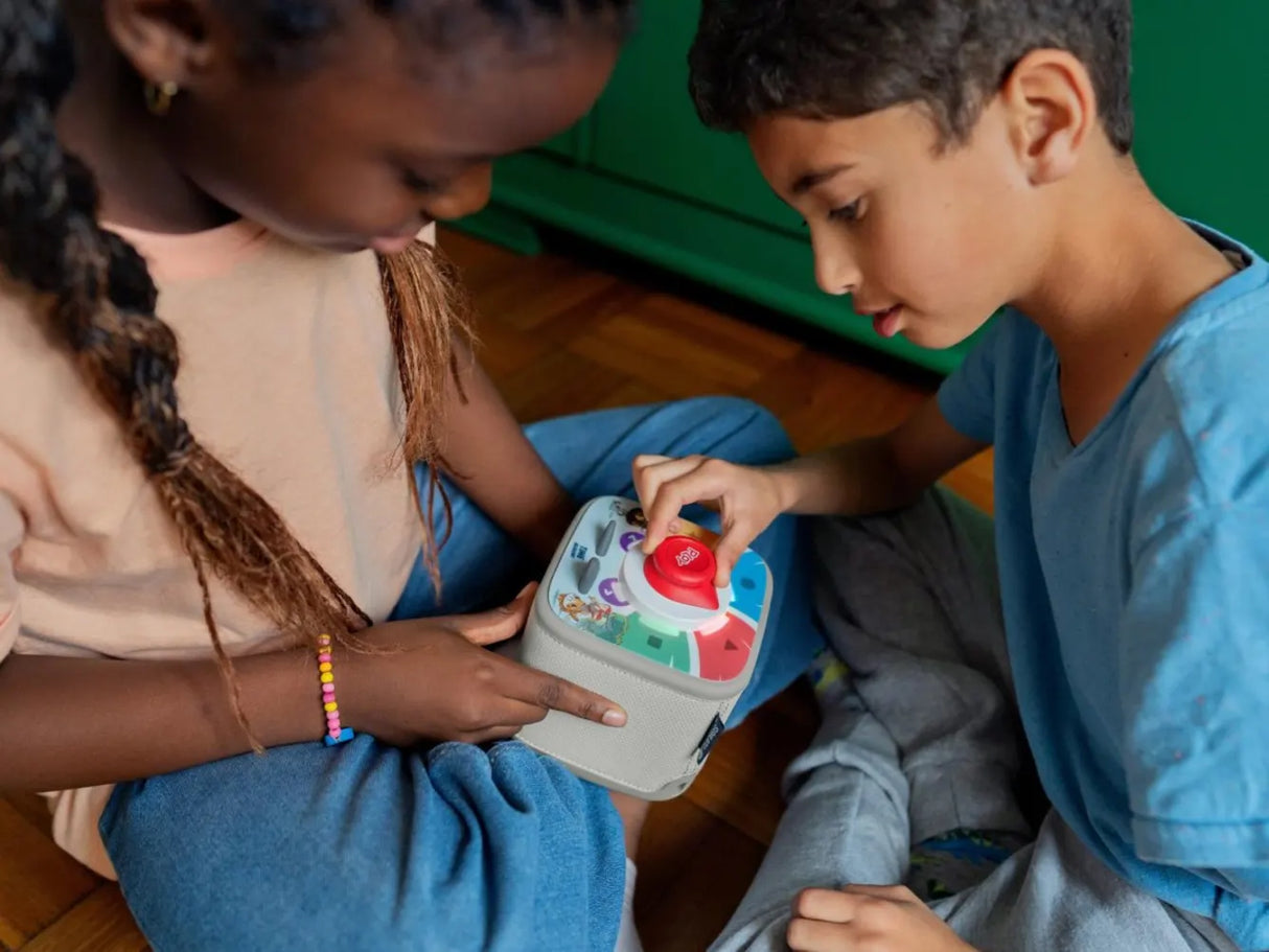 Two children playing with the Time Academy Tonieplay game.